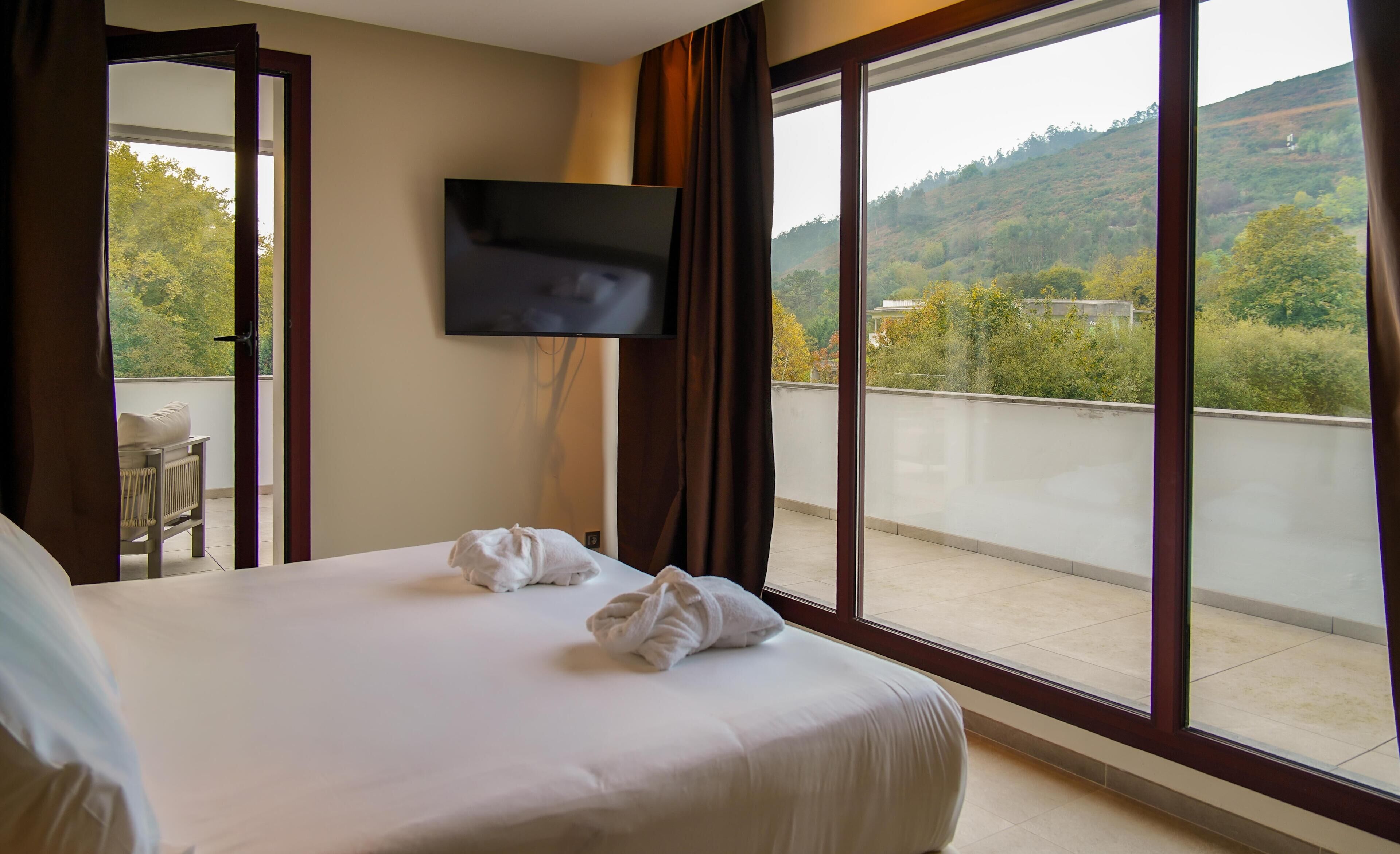 Minibar, värdeförvaringsskåp på rummet, skrivbord och ljudisolering