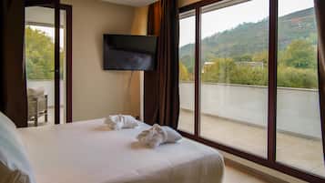 Minibar, värdeförvaringsskåp på rummet, skrivbord och ljudisolering