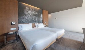 Minibar, in-room safe, desk, soundproofing - Blau Hotel Las Caldas (Oviedo)