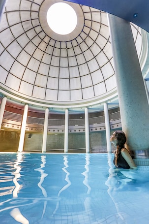 Un sauna, una bañera de hidromasaje