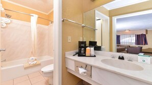 Ducha y bañera combinadas y artículos de higiene personal gratuitos