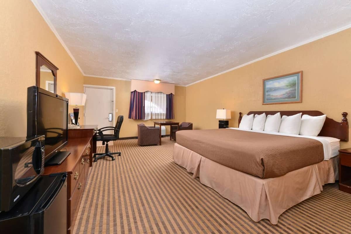 Deluxe Room, 1 King Bed | Premium bedding, desk, laptop workspace, blackout curtains