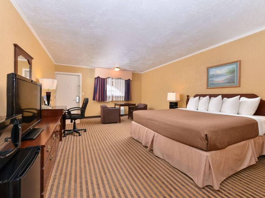 Quarto luxo, 1 cama King | Roupas de cama premium, escrivaninha, espaço de trabalho para notebook
