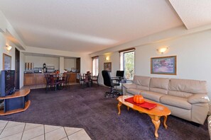 40-inch flat-screen TV with digital channels, TV - Executive Plus Inn & Suites (Elk City)