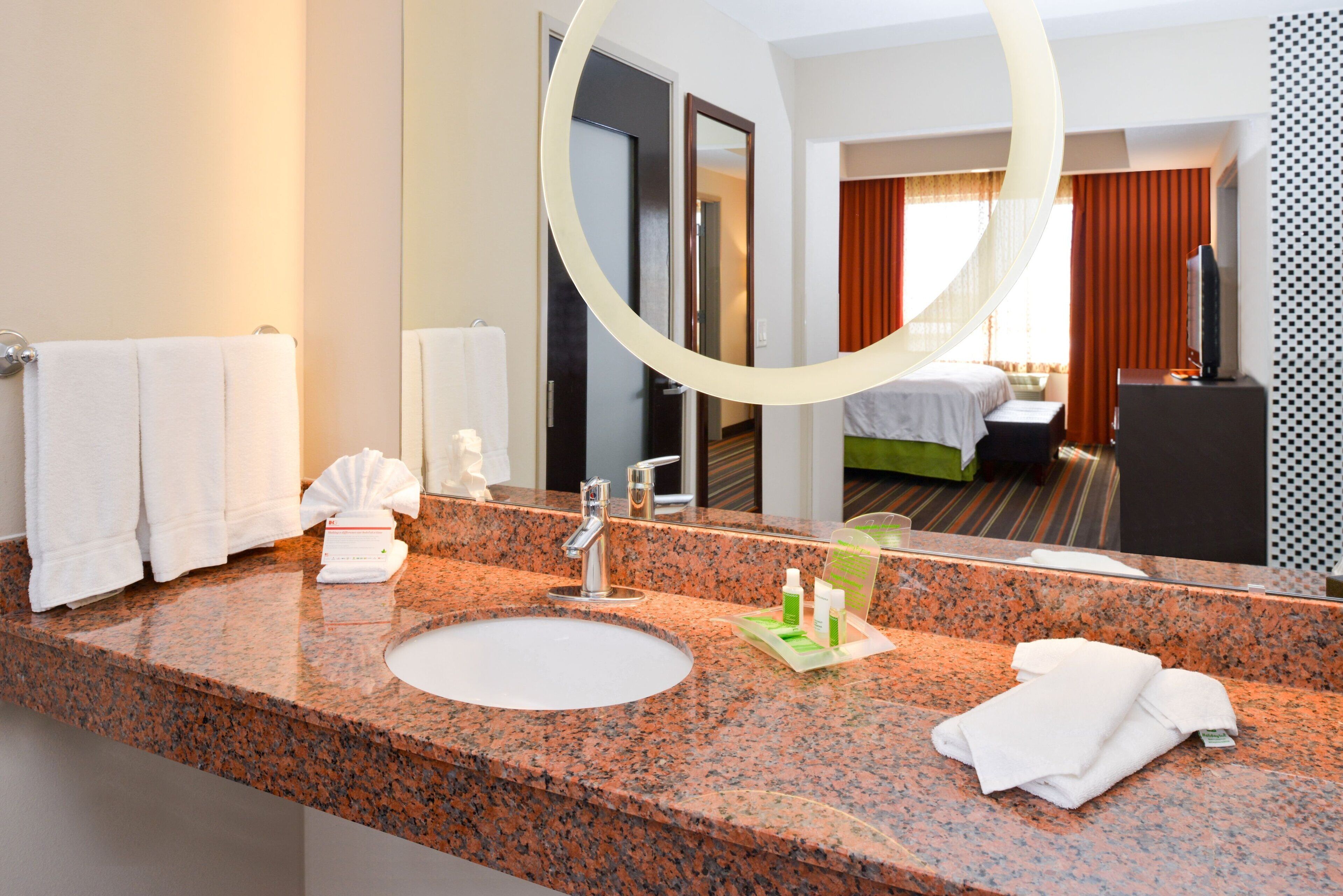 standard room, 1 king bed | bathroom | combined shower/bathtub, free toiletries, hair dryer, towels