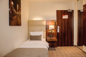Quarto solteiro econômico, 1 cama de solteiro | Roupas de cama premium, cofres nos quartos, escrivaninha