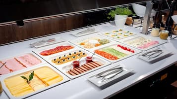 Se sirven desayunos, almuerzos y cenas; cocina polaca