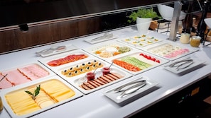 Se sirven desayunos, almuerzos y cenas; cocina polaca