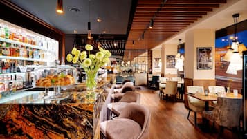 Daily buffet breakfast (PLN 69 per person)