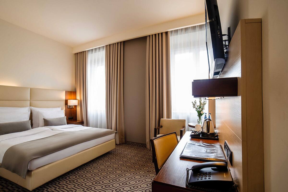 standard double room, 1 queen bed (single queen room) | premium bedding, in-room safe, desk, laptop workspace