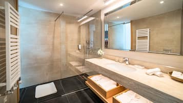 Literie de qualité supérieure, coffres-forts dans les chambres, bureau