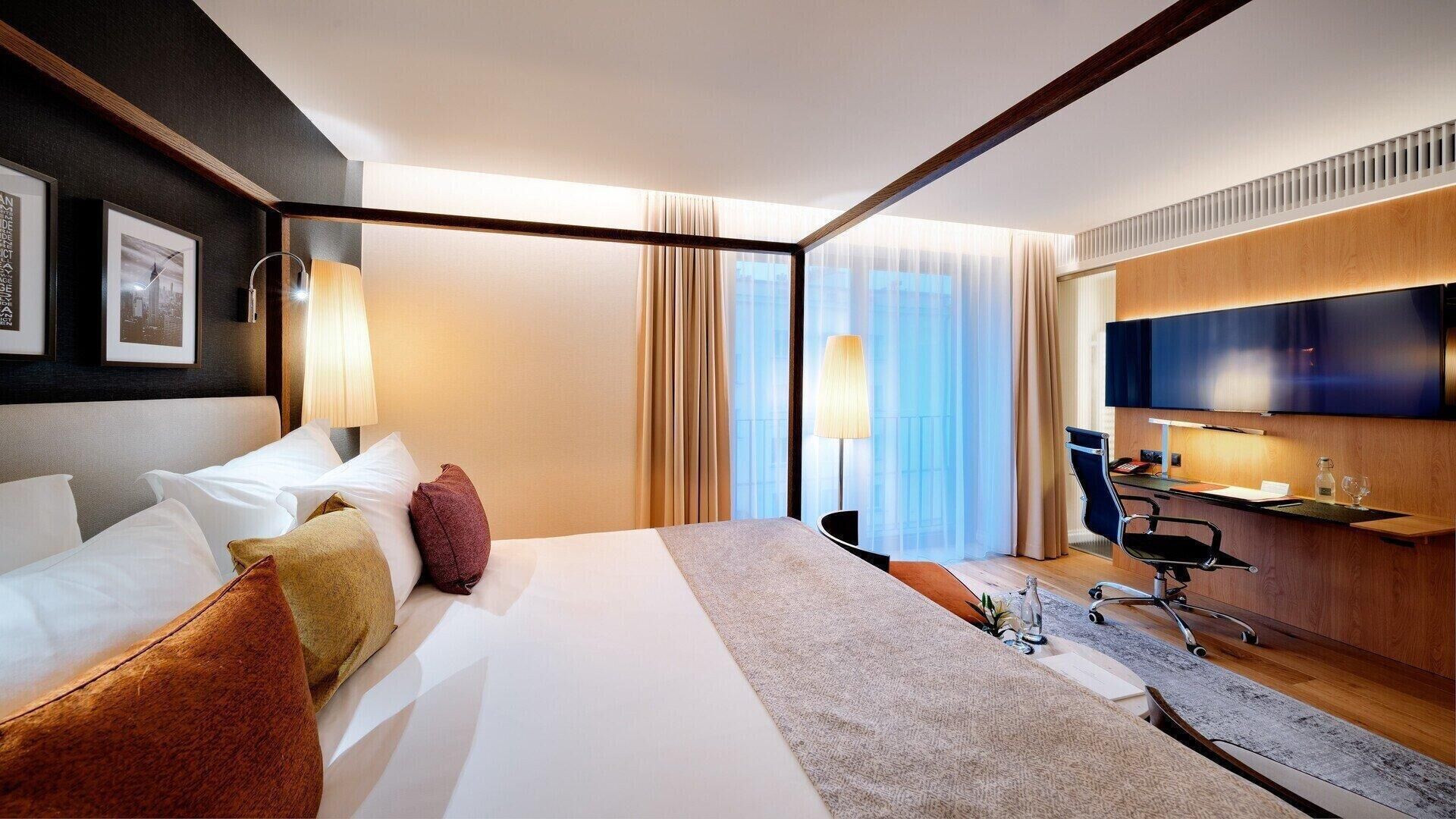 Ropa de cama de alta calidad y caja de seguridad en la habitación 