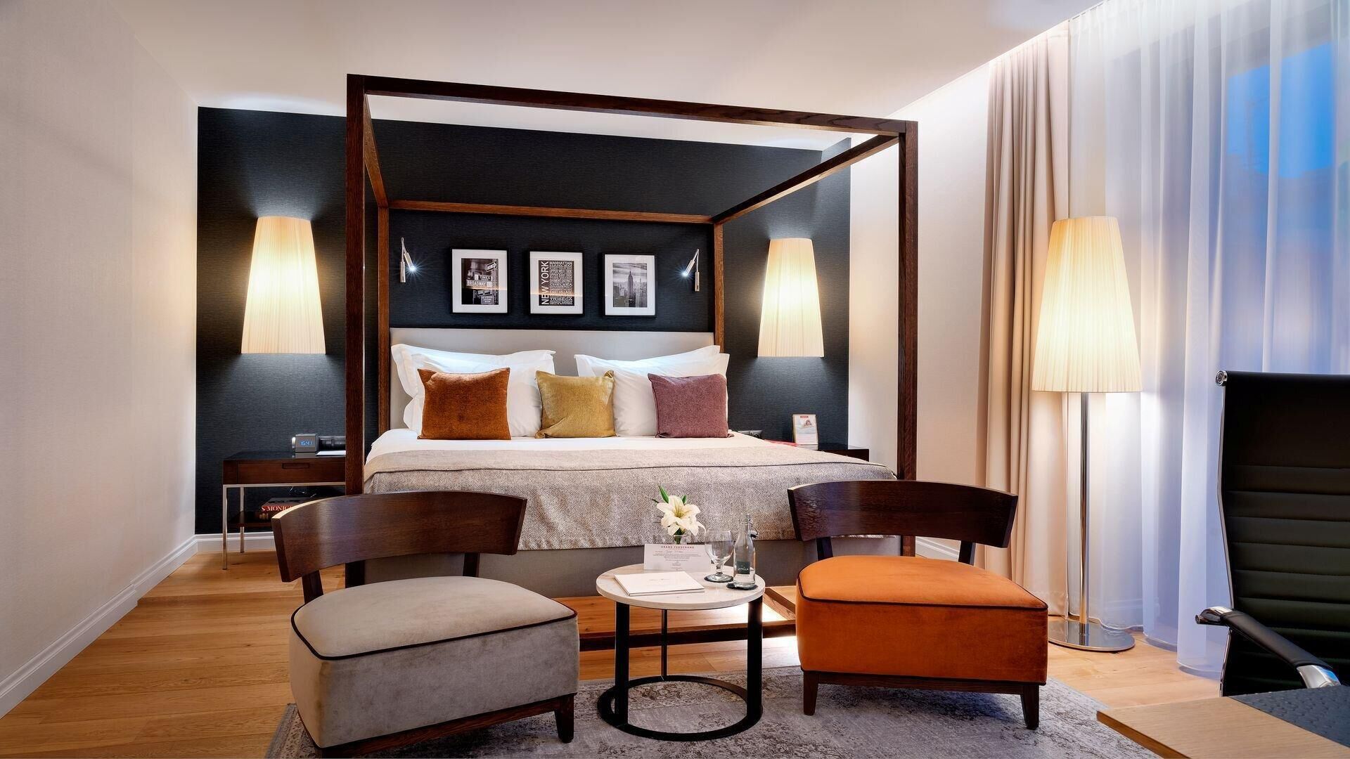 Premium Room, 1 King Bed | Premium bedding, in-room safe, desk, laptop workspace