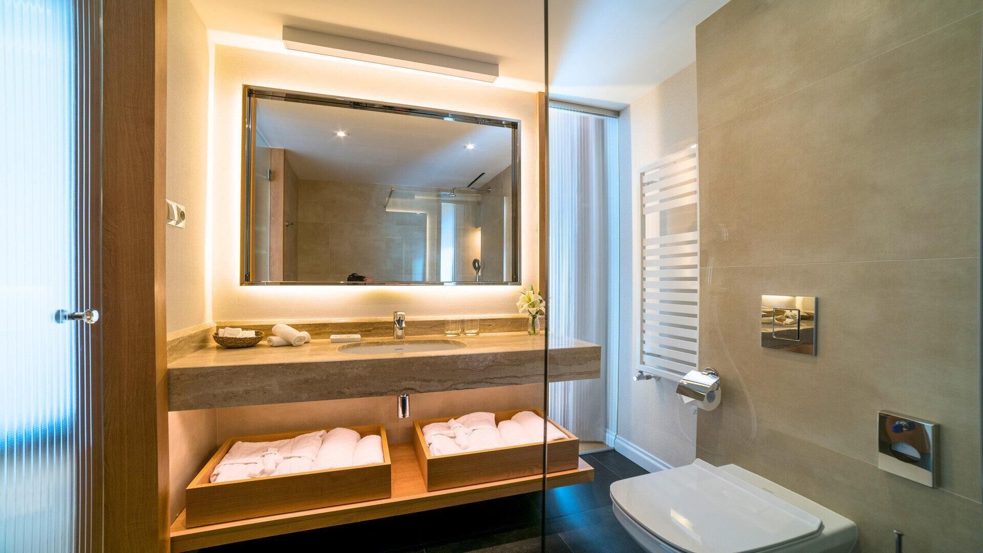 Premium Room, 1 King Bed | Bathroom | Free toiletries, hair dryer, towels, soap
