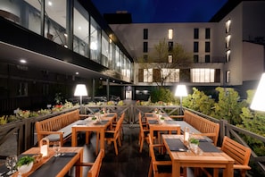 Daily buffet breakfast (PLN 69 per person)