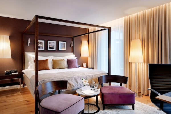 Premium Room, 1 King Bed | Premium bedding, in-room safe, desk, laptop workspace