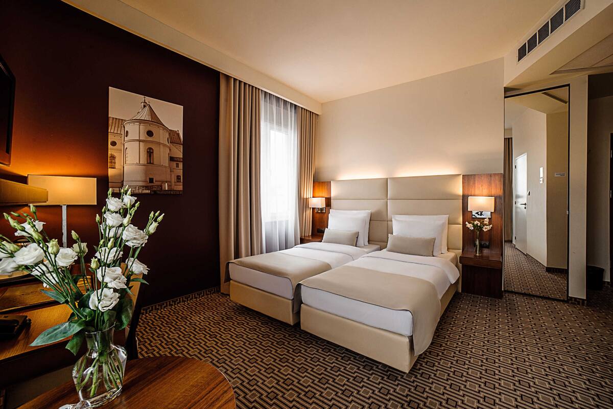 standard room, 2 single beds (typu twin) | premium bedding, in-room safe, desk, laptop workspace