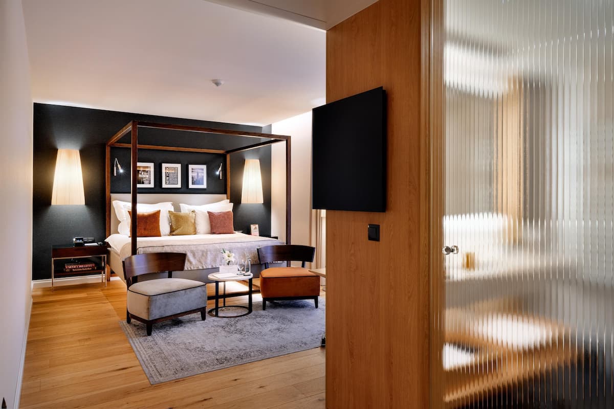 Premium bedding, in-room safe, desk, laptop workspace