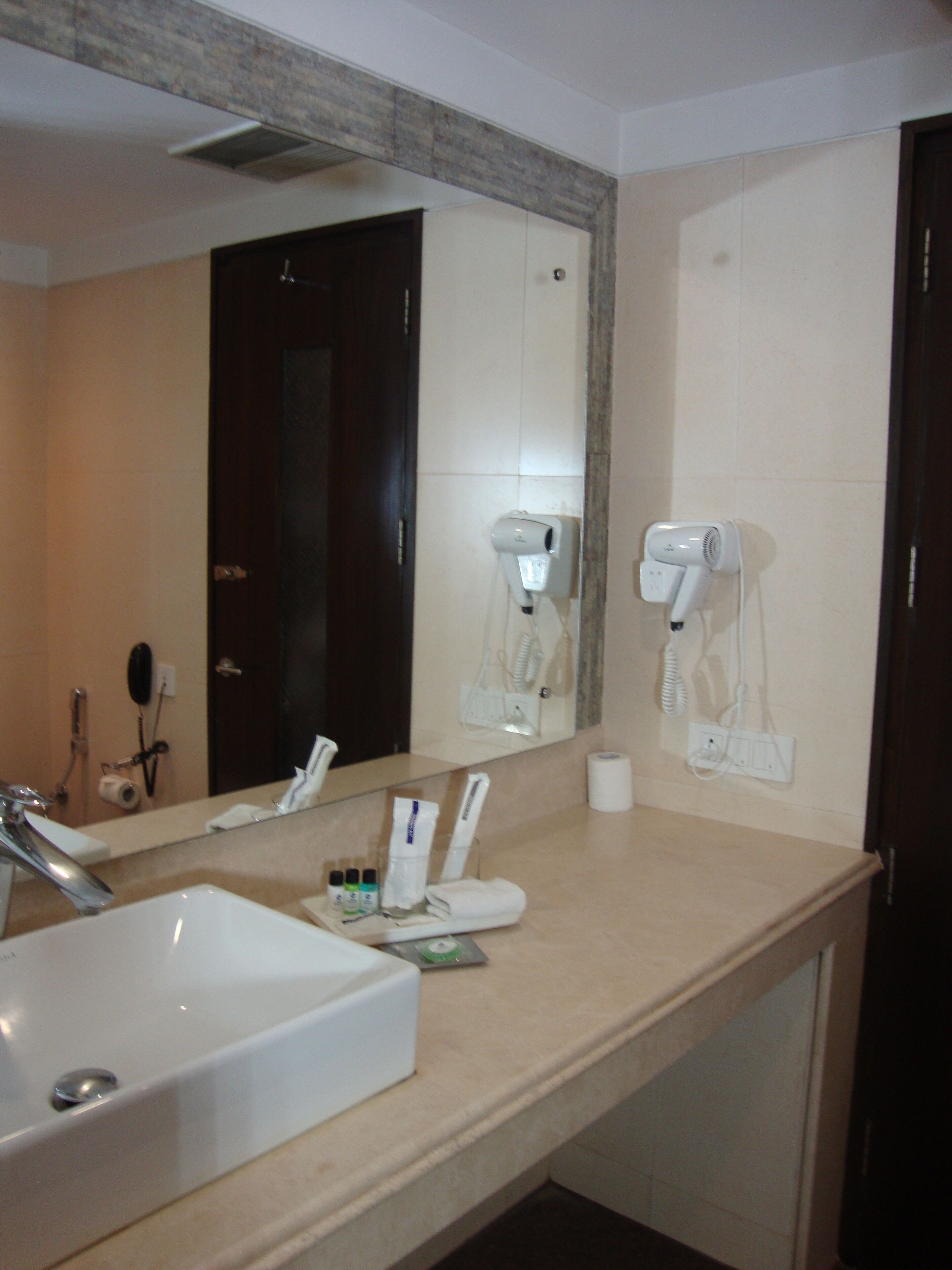standard room, 1 king bed, non smoking | bathroom | shower, rainfall showerhead, free toiletries, hair dryer