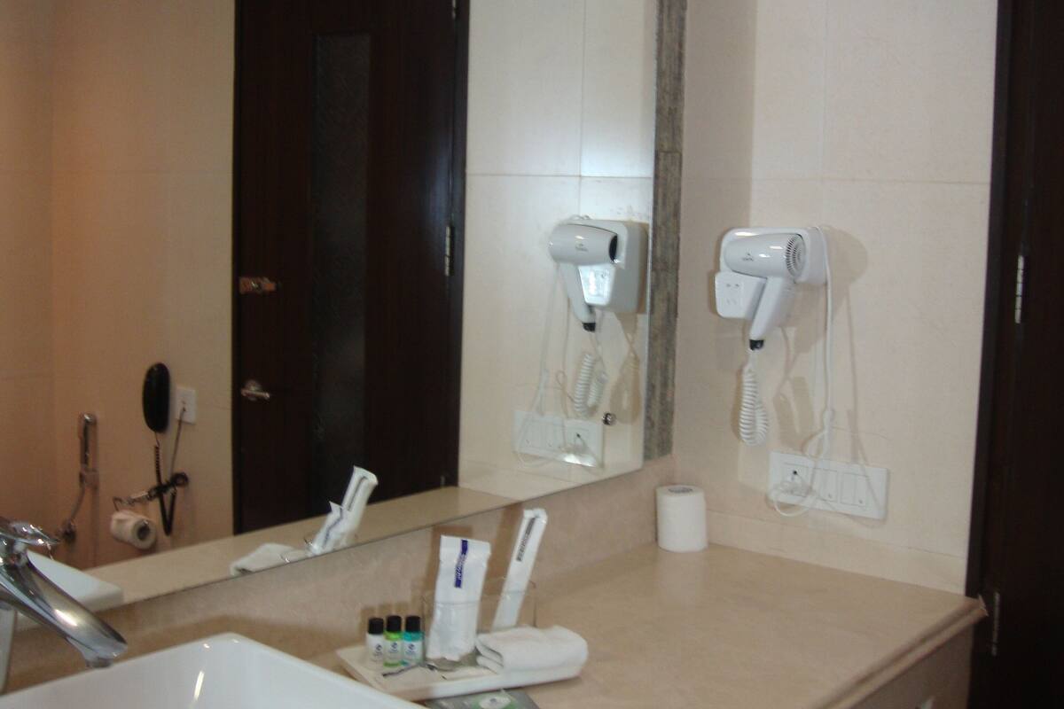 standard room, 1 king bed, non smoking | bathroom | shower, rainfall showerhead, free toiletries, hair dryer