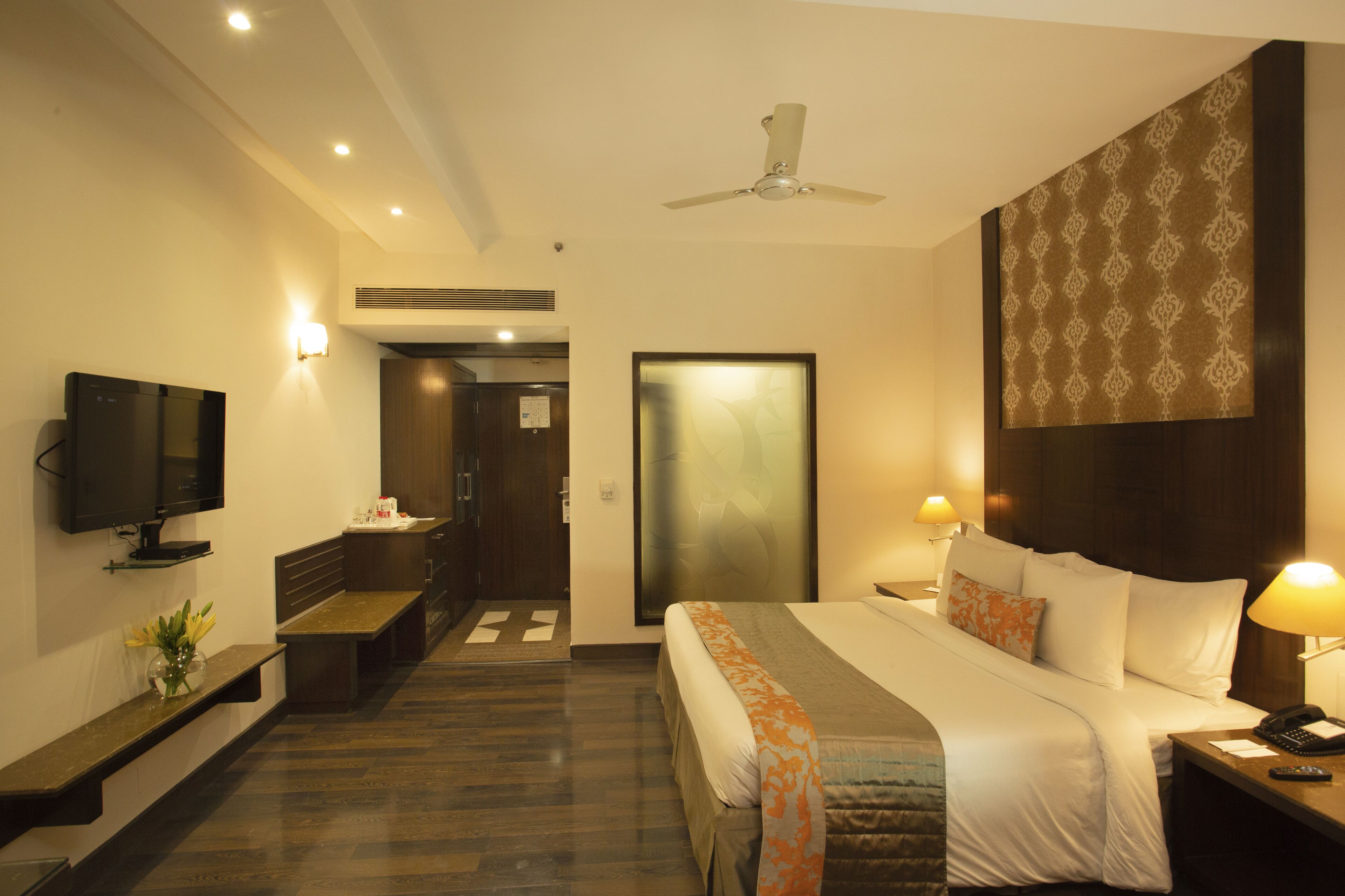 egyptian cotton sheets, premium bedding, in-room safe, desk