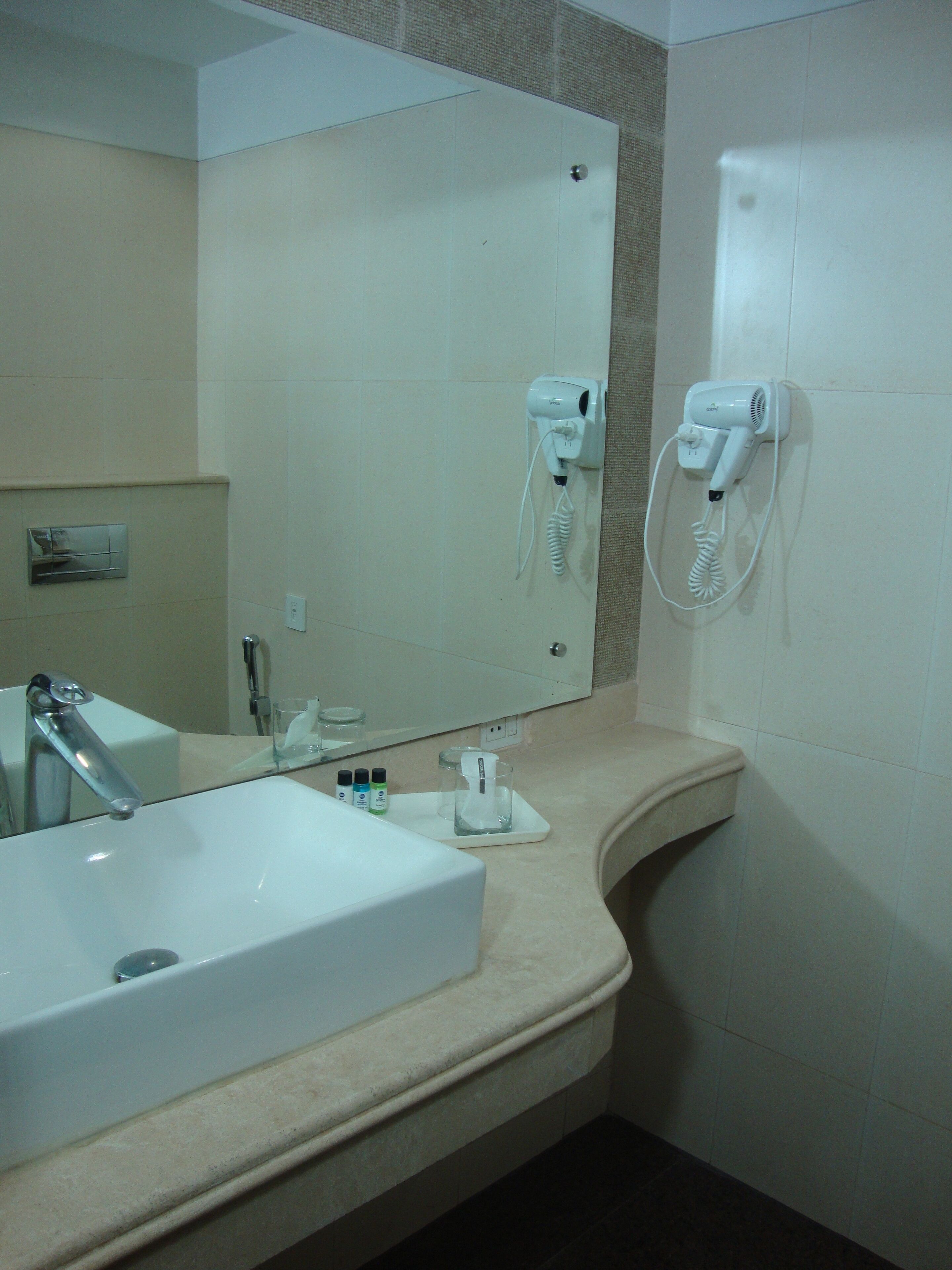 standard room, 2 single beds, non smoking | bathroom | shower, rainfall showerhead, free toiletries, hair dryer