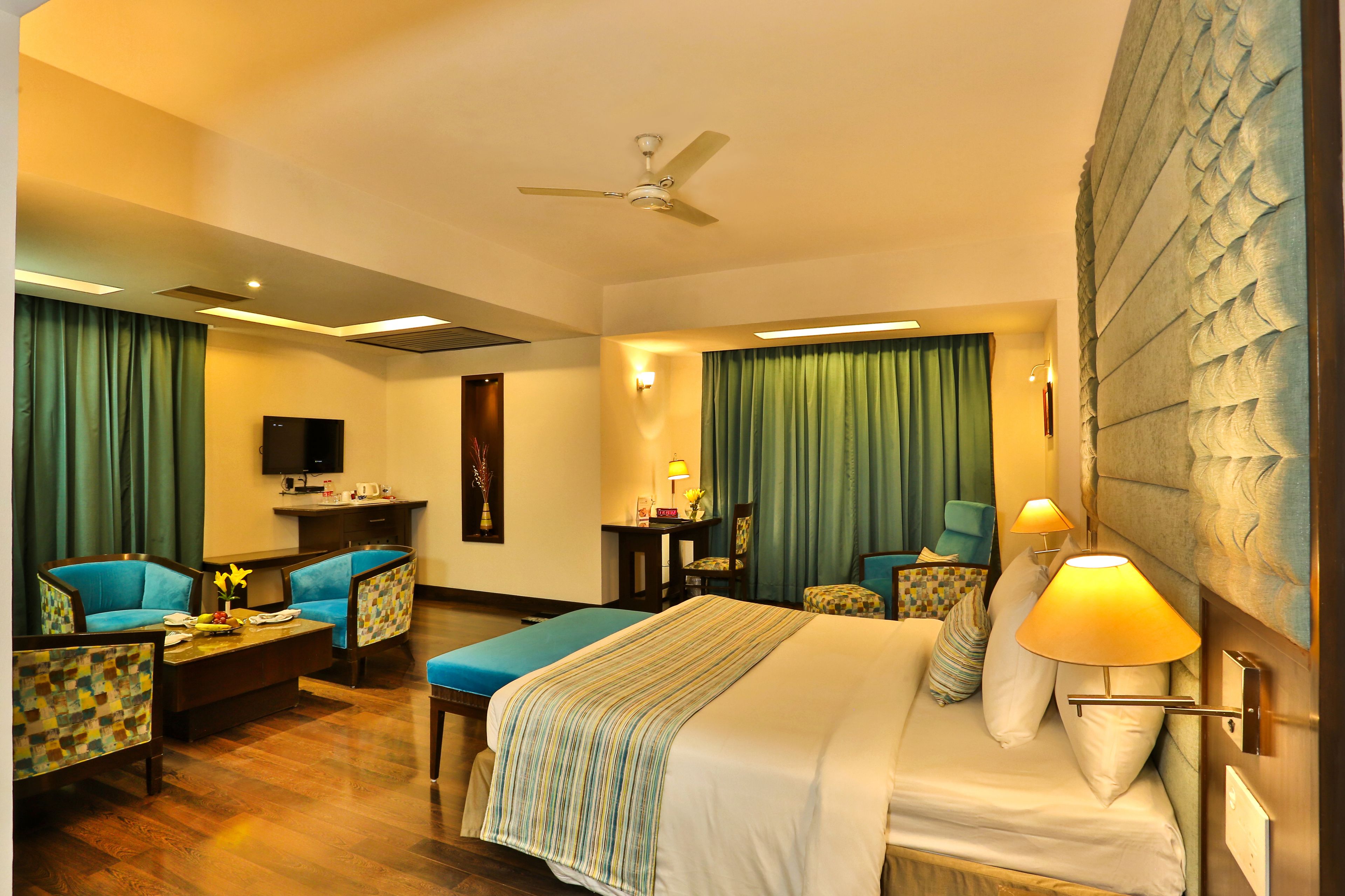 egyptian cotton sheets, premium bedding, in-room safe, desk