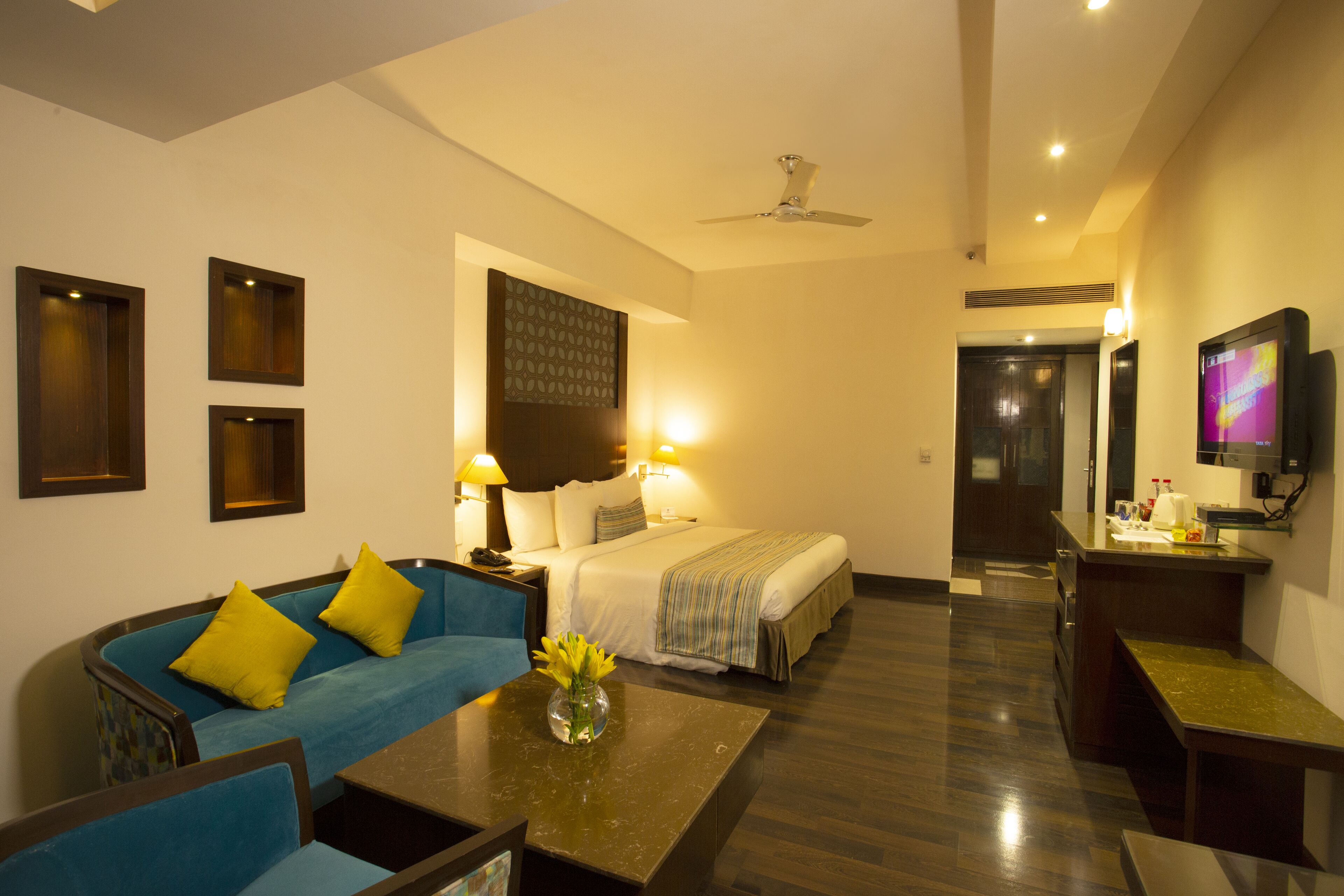 egyptian cotton sheets, premium bedding, in-room safe, desk