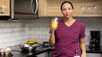 Frigorífic gran, microones, placa de cuina i rentaplats