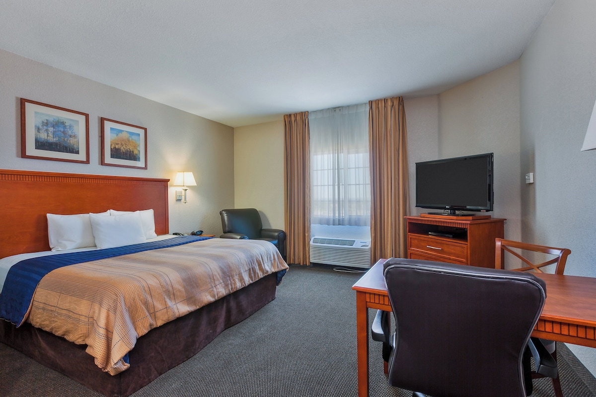In-room safe, desk, laptop workspace, iron/ironing board