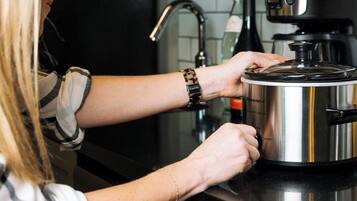 Cafetera o tetera, frigorífico grande, microondas y placa de cocina