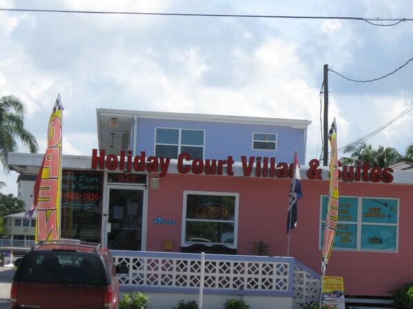 Front of property - The Holiday Court Motel (Fort Myers Beach)