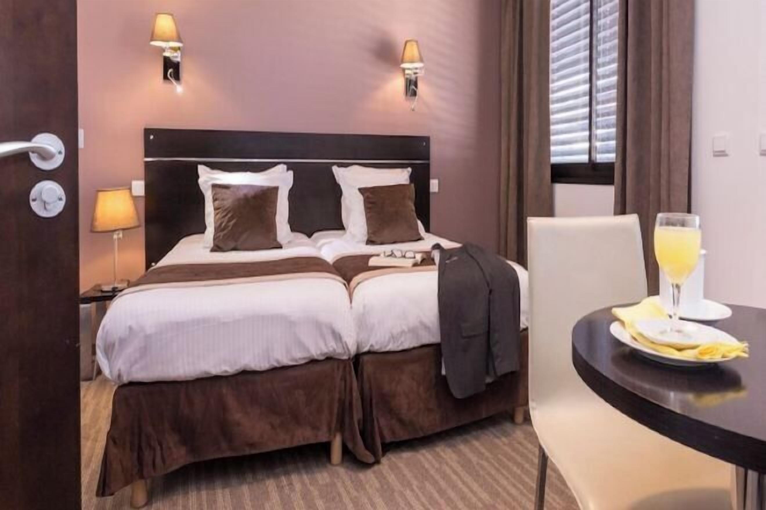 In-room safe, desk, laptop workspace, soundproofing