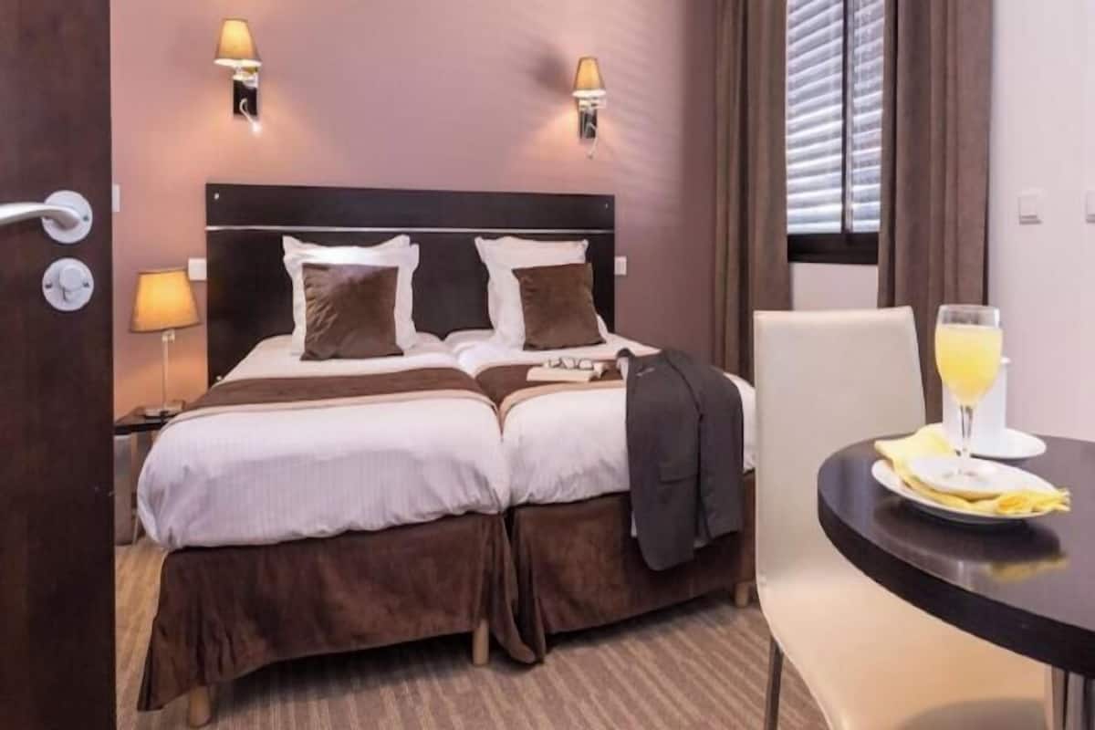 In-room safe, desk, laptop workspace, soundproofing