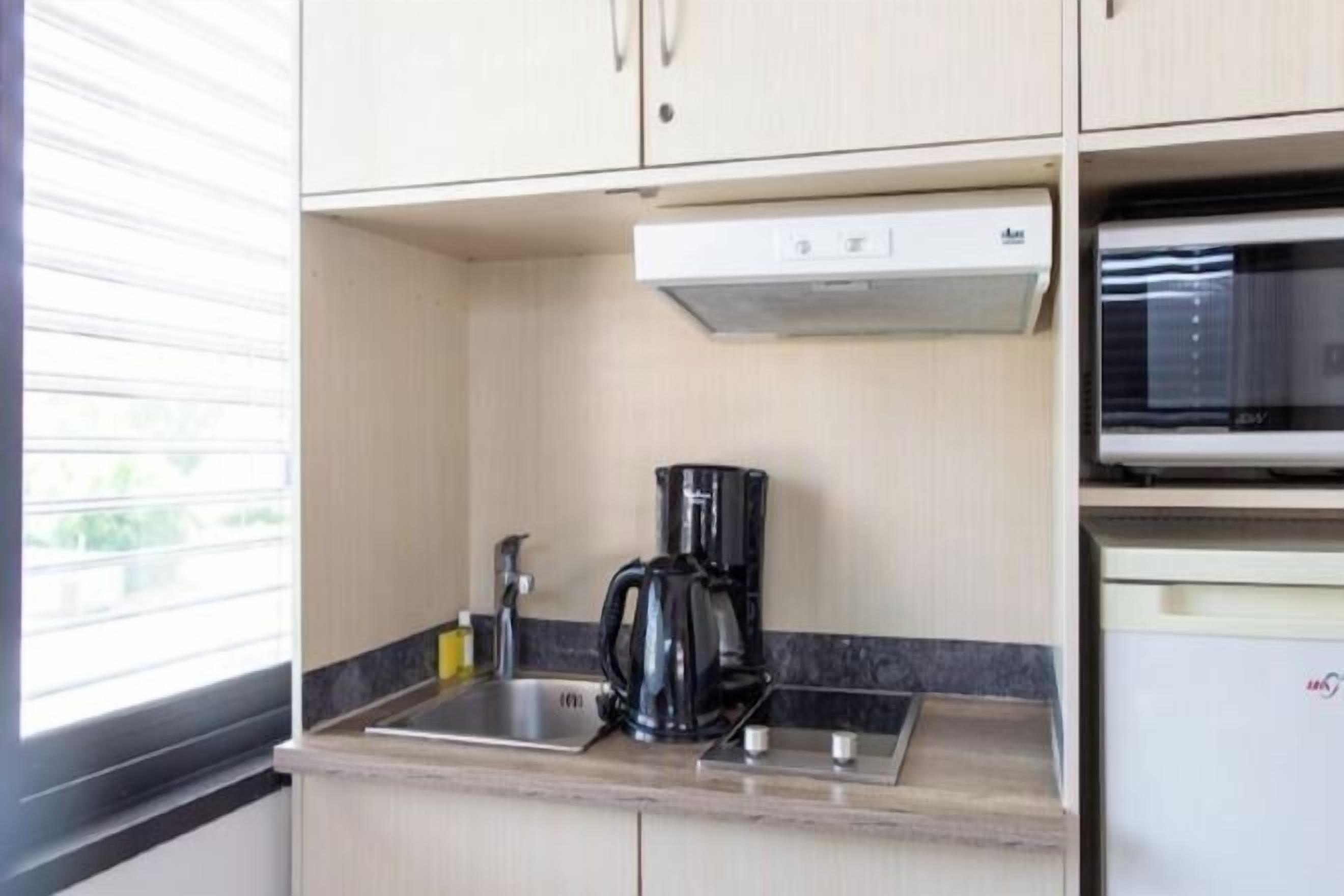 Refrigerador, microondas, placa de cocina, lavavajillas