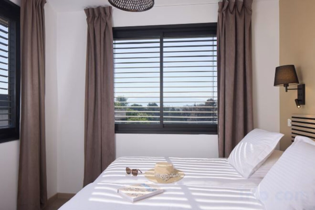 In-room safe, desk, laptop workspace, soundproofing