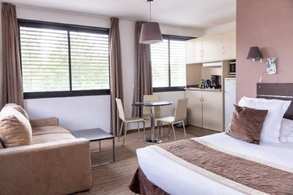 In-room safe, desk, laptop workspace, soundproofing