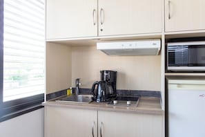 Studio Standard, 1 lit double (2 People) | Cuisine privée | Réfrigérateur, four à micro-ondes, surface de cuisson, lave-vaisselle