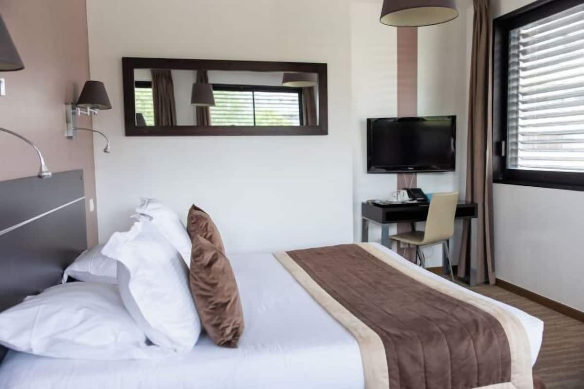 In-room safe, desk, laptop workspace, soundproofing