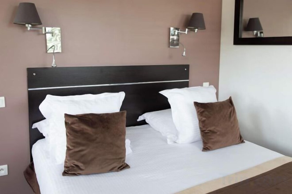 In-room safe, desk, laptop workspace, soundproofing