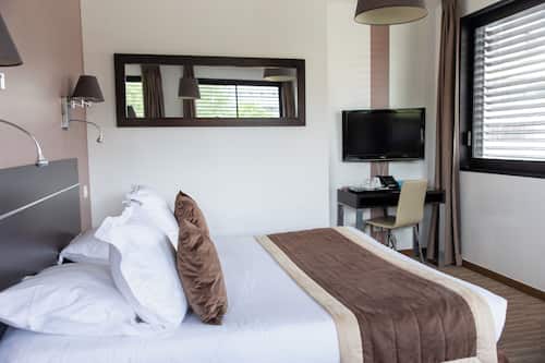 In-room safe, desk, laptop workspace, soundproofing