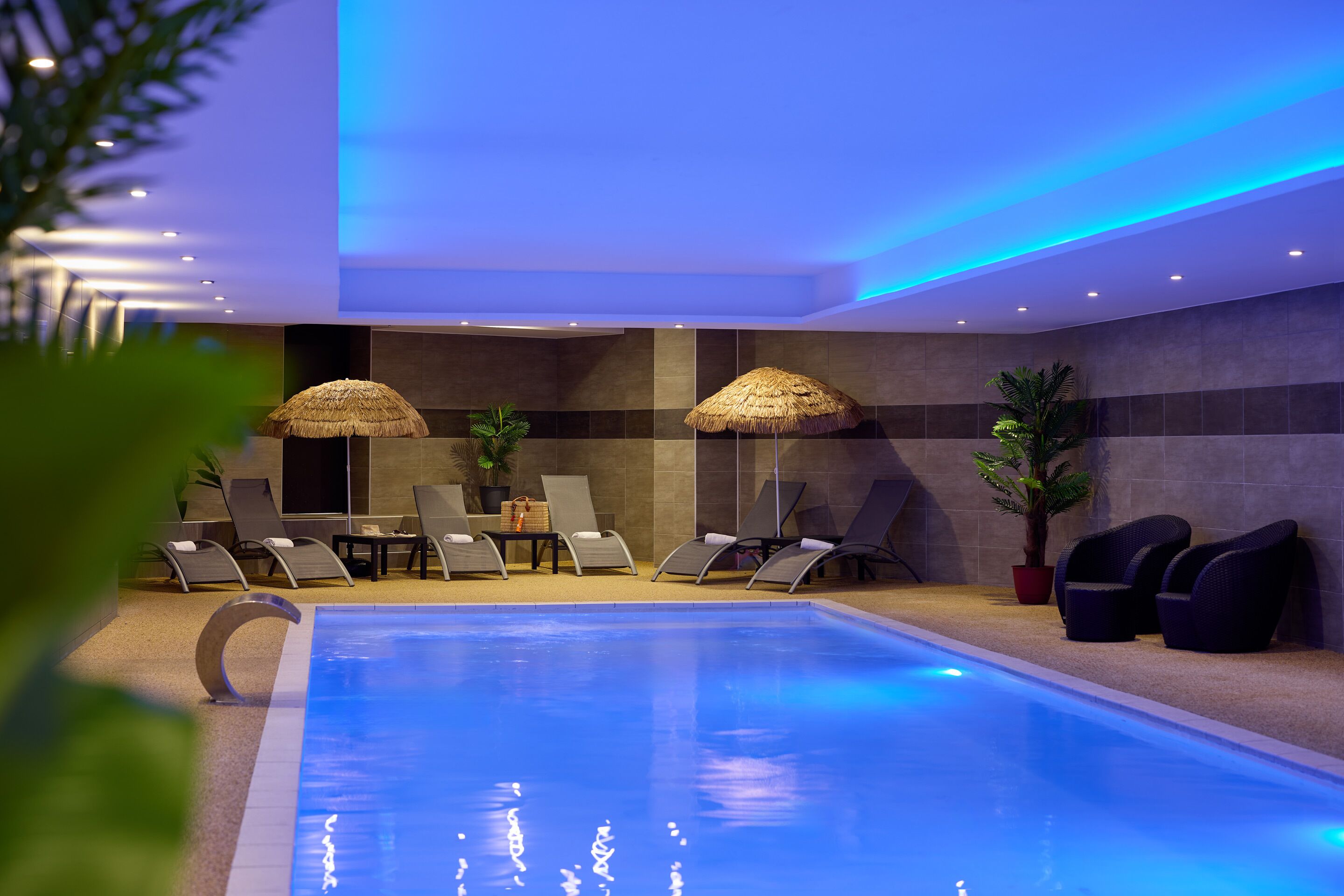 Piscine couverte, chaises longues