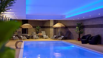 Piscine couverte, chaises longues
