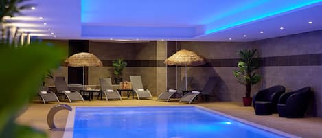 Piscine couverte, chaises longues