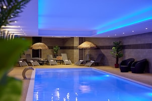 Indoor pool, sun loungers