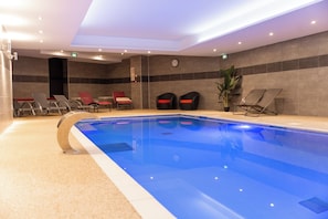 Piscine couverte, chaises longues