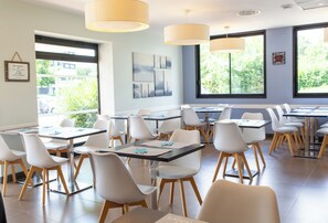Petit déjeuner buffet (16.90 EUR par personne)