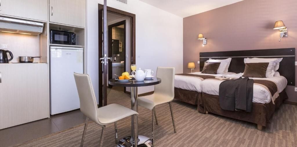 Estudio básico, 2 camas individuales (2 People) | Caja de seguridad en la habitación y escritorio 