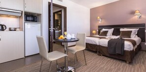 Basic Studio, 2 Single Beds (2 People) | In-room safe, desk, laptop workspace, soundproofing - Zenitude Swiss Apparthotels (Ferney-Voltaire)