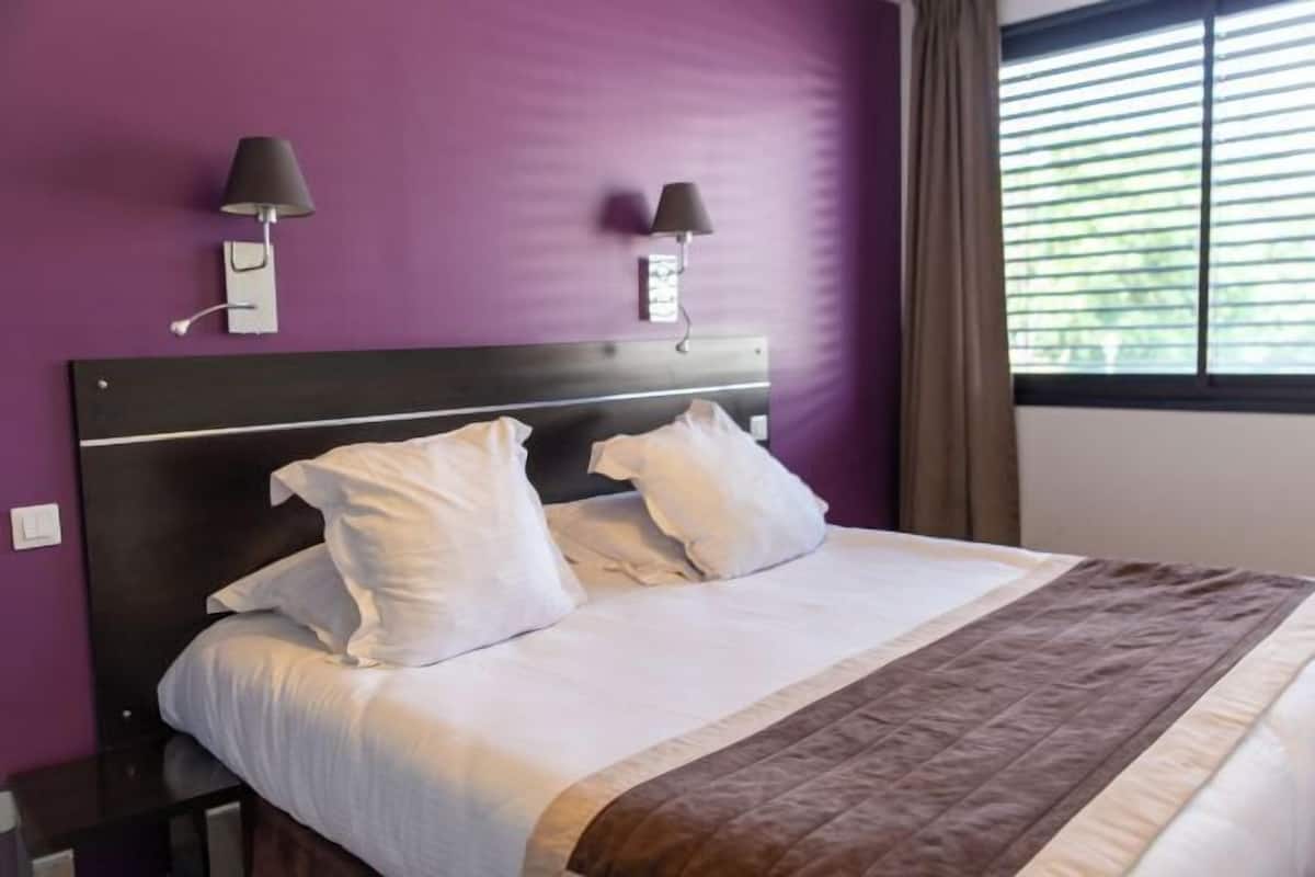 In-room safe, desk, laptop workspace, soundproofing